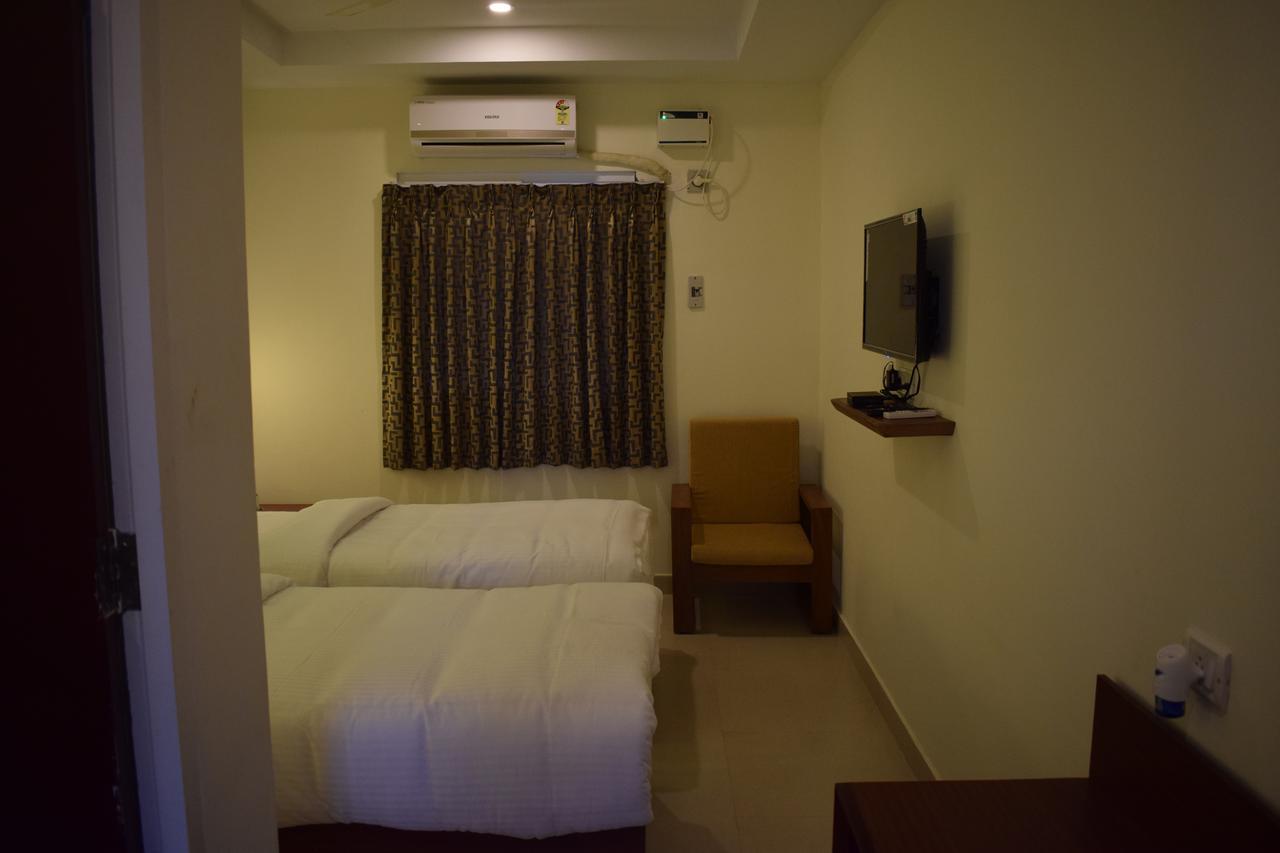 Ak Sea View Residency Hotel Пондичери Стая снимка